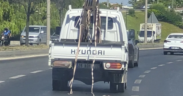 Kamyondan sarkan şeritler trafiği tehlikeye attı Eskişehir Haberleri Habertürk Yerel Haberler