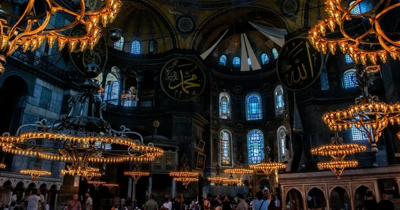Rus basınının iddiası: Ayasofya’da İncil okuyan iki Rus vatandaşı gözaltına alındı Sözcü Gazetesi