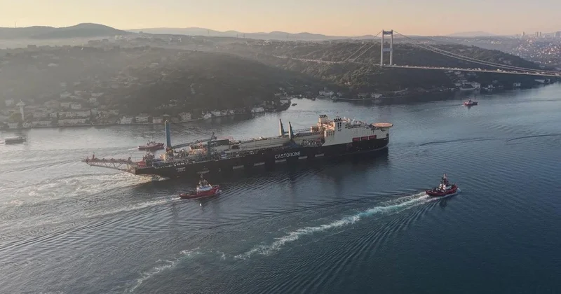 325 metrelik dev boru döşeme gemisi İstanbul Boğazı ndan geçiş yaptı