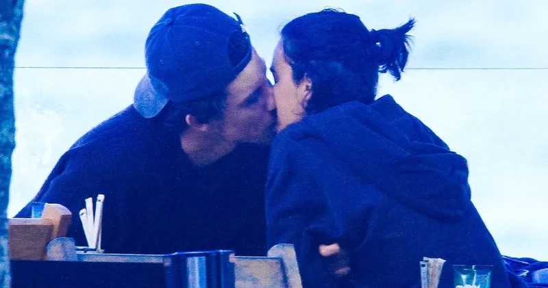 Shawn Mendes sevgilisi Bruna Marquezine yi öpmeye doyamadı