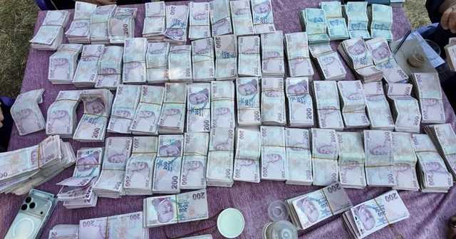 İki gece iki gün süren düğünde 35 koyun kesildi, 6 milyon lira takı takıldı Düğünde takı masası balya balya parayla doldu Şırnak Haberleri Habertürk Yerel Haberler