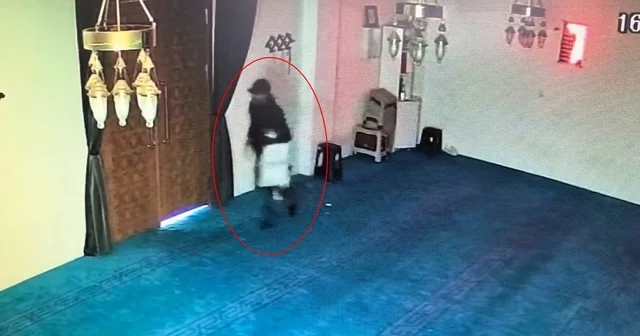 Camideki yardım kutusunu kırıp 100 bin TL çaldı; hırsızlık kamerada Bursa Haberleri Habertürk Yerel Haberler