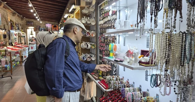 Tarihi külliyedeki lüle taşı stantlarında turist hareketliliği Eskişehir e gelen turistlerin rotası lüle taşı sergisi oluyor Eskişehir Haberleri Habertürk Yerel Haberler