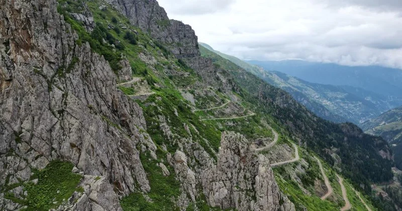 İki ili bağlıyor, 13 virajdan oluşuyor! Ölüm yolu ndan daha tehlikeli