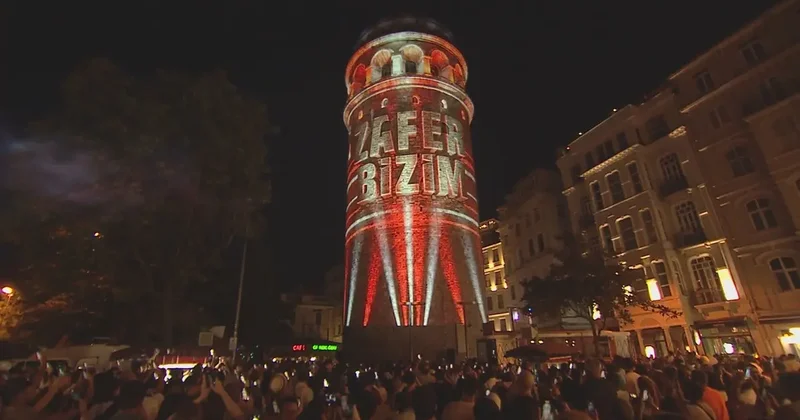 Galata Kulesi nde 15 Temmuz un 10 uncu yılında ışık gösterisi gerçekleştirildi