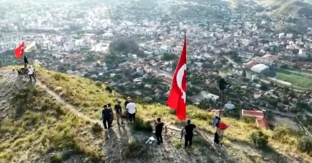 1600 rakımlı Stare Dağı na tırmanıp, yıpranan bayrağı yenisiyle değiştirdiler Erzurum Haberleri Habertürk Yerel Haberler