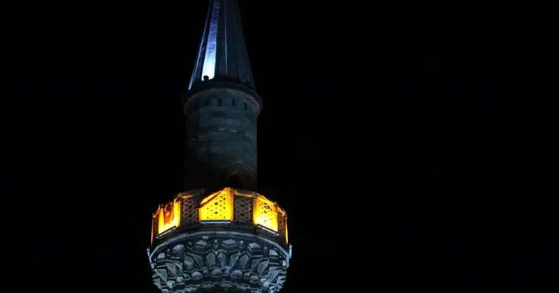 81 ilde minarelerden sela okundu: 90 bin camide aynı anda...
