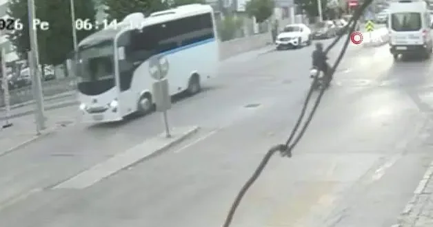 İzmir deki feci kazada sürücü kaçtı: Motosikletlinin savrulduğu o anlar kameraya yansıdı