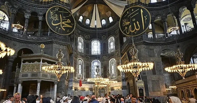 Ayasofya i Kebir Cami nde2 turist hakkında işlem başlatıldı