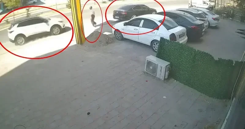 Cip, park halindeki otomobile çarptı, yaya son anda kurtuldu; kaza anı kamerada