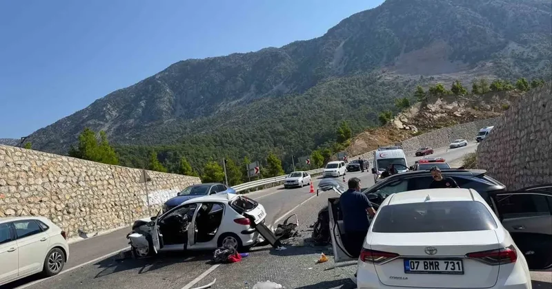 Karşı şeride geçip 3 araca çarptı: 4 yaralı