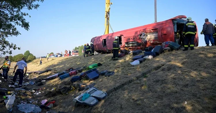 Macaristan da yoldan çıkan otobüs devrildi: 12 kişi hayatını kaybetti