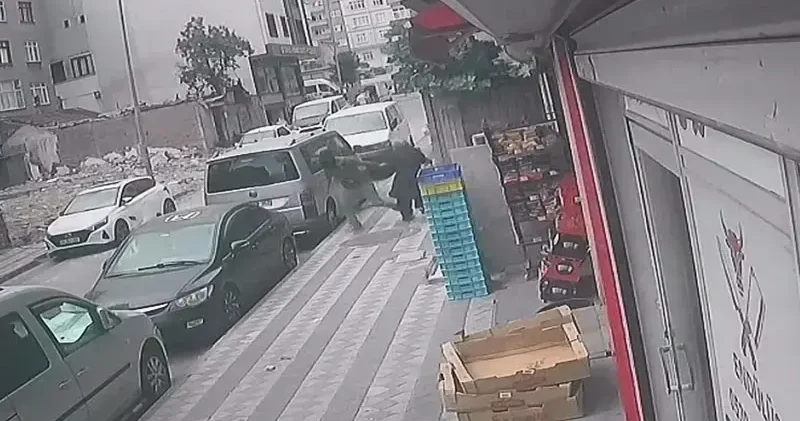 Motosikletli şüpheli kuyumcudan çıkan kadına gasp girişiminde bulundu