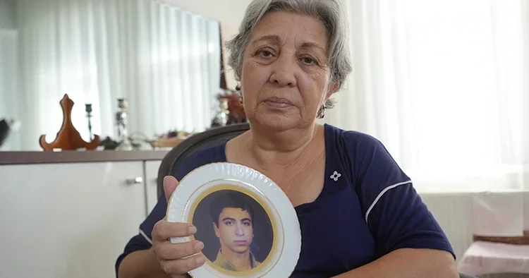 Depremden sağ çıktı, sevk edilirken kayboldu: Acılı anne 18 mezar açtırarak oğlunun cenazesine ulaştı
