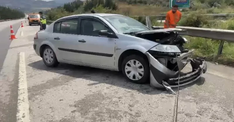 Yağışlı havada kontrolden çıkan otomobil bariyerlere çarptı: 4 yaralı