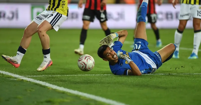 Fenerbahçe nin eski kalecisi Fenerbahçe maçına damga vurdu