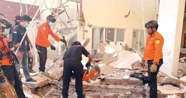 Endonezya 7.7 ile sarsıldı: En az 47 ölü