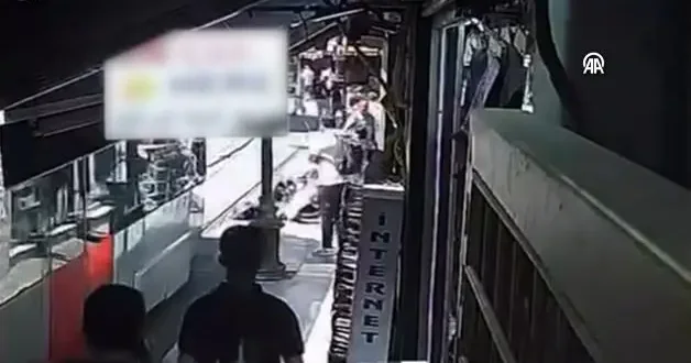 İstanbul da tramvay yoluna devrilen bebek arabası yürekleri ağza getirdi