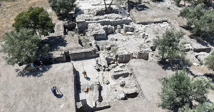 Apollon Smintheus ta antik hamamın soğuk su havuzları ve soyunma odası gün yüzüne çıkarılıyor
