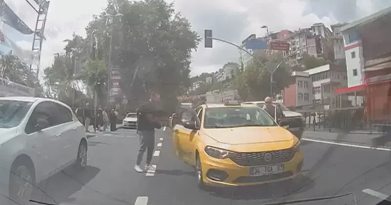Eyüpsultan da otomobil taksiye çarptı; kaza sonrası tartışma çıktı