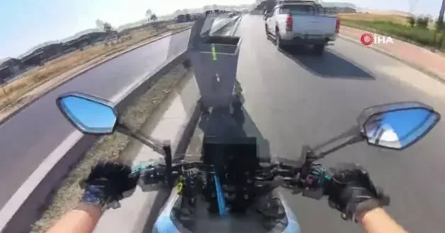 Önündeki aracı sollamaya çalışan motosiklet sürücüsü yola bırakılan çöp konteynerine çarptı