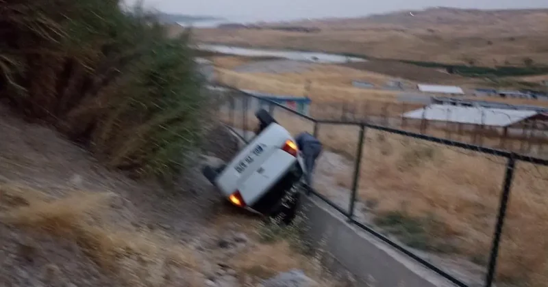 Otomobil şarampole yuvarlandı