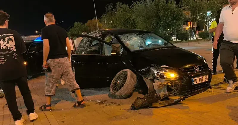 Park halindeki 2 araca çarpan otomobilin sürücüsü yaralandı; kaza anı kamerada