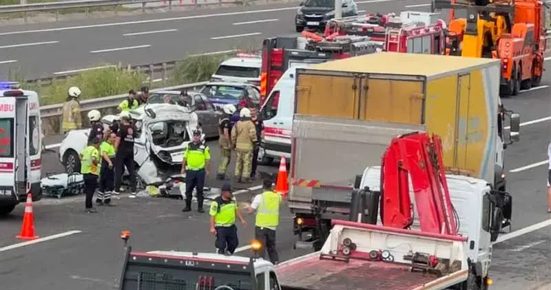 Kuzey Marmara Otoyolu Uskumruköy de kaza; 1 i çocuk 3 ölü 5 yaralı