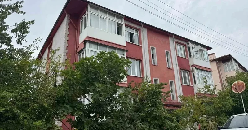 Karabük’te 3. kattan düşen Afganistanlı öğrenci hastaneye kaldırıldı
