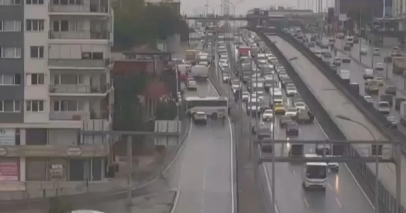 Avcılar D 100 Karayolu nda servis midibüsü kaza yaptı