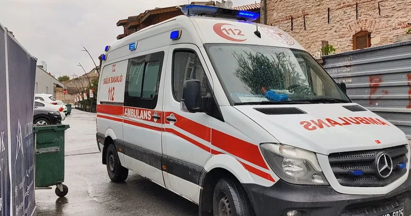 Fatih te inşaattan düşen işçinin boynuna demir saplandı! Ağır yaralı kurtarıldı