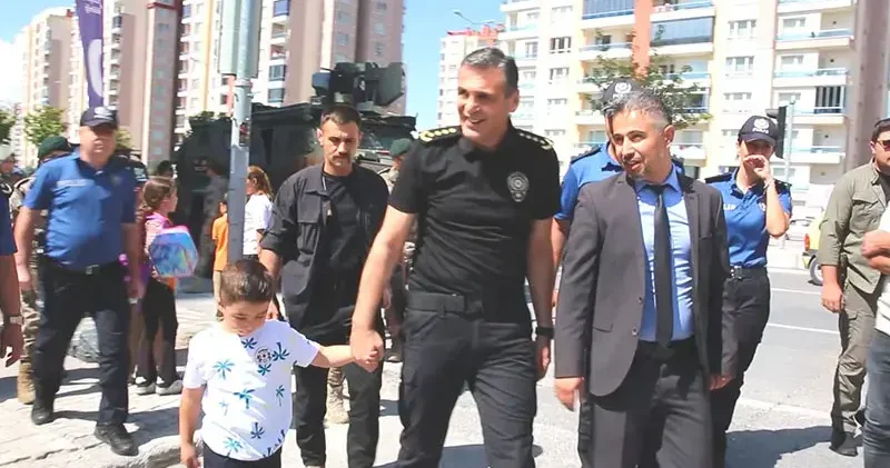 Şehit polisin oğlu Çınar ı okula Emniyet Müdürü Aydın götürdü