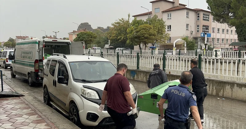 Eşini çalıştığı markette öldürüp aynı silahla intihar etti