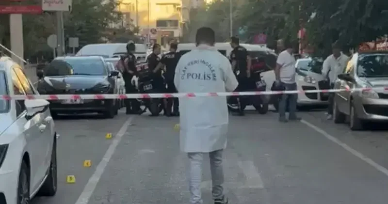 Cadde ortasında silahlı kavga; 2’si yoldan geçen 3 kişi yaralandı