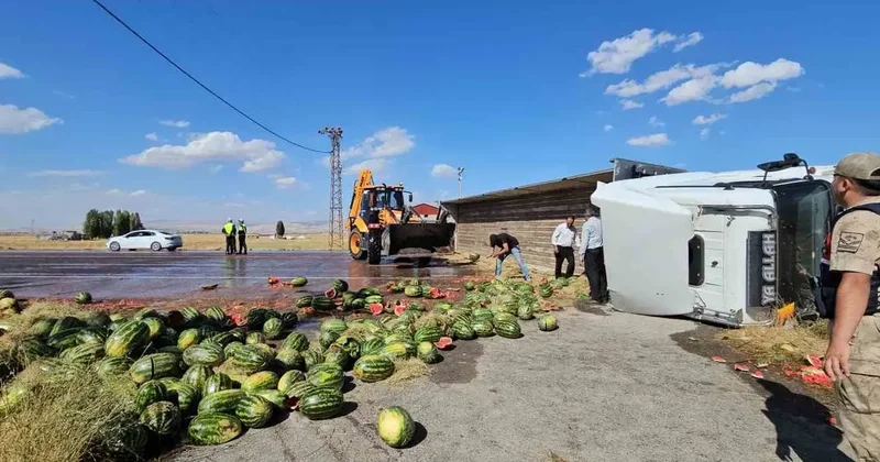 Muş’ta karpuz yüklü tır devrildi: Karpuzlar yola döküldü