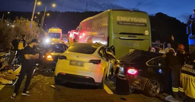İstanbul İzmir Otoyolu nda zincirleme kaza: 11 yaralı Son dakika haberleri