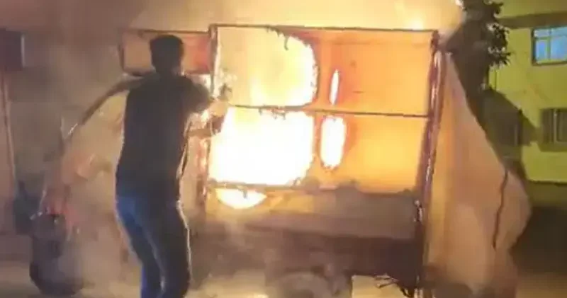 Ambulans şoförünün, 3 tekerli motosikletteki yangına müdahale ettiği anlar kamerada