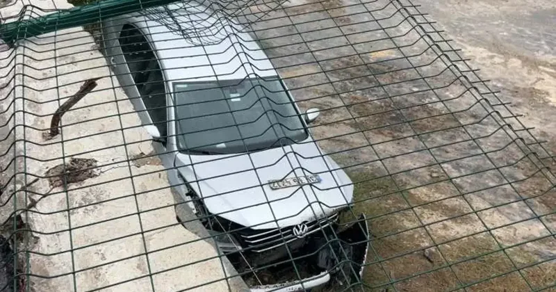 Zeytinburnu nda otoparkta dehşet: Otomobil çitleri aşıp 3 metreden aşağı düştü