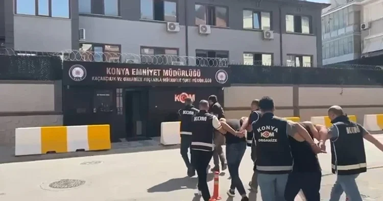 Konya’da organize suç örgütlerine “kıskaç” darbe: Evlerinden resmen cephanelik çıktı