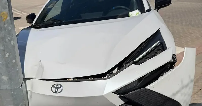Siirt’te otomobil aydınlatma direğine çarptı