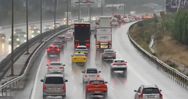 Yağmur İstanbul trafiğini vurdu! Yoğunluk yüzde 83’e çıktı