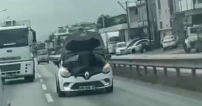 Trafikte şaşkına çeviren görüntü: Seyir halindeki araçta tamirat