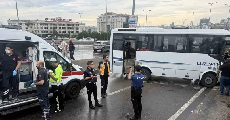 Avcılar D 100 yan yolda servis midibüsü kaza yaptı. Olay yerine sağlık ve polis ekipleri sevk edildi.