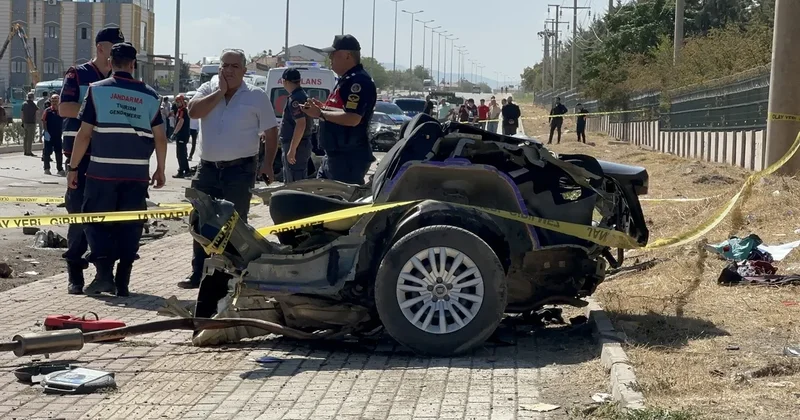 Elazığ da feci kaza: Otomobil ikiye bölündü! 2 ölü, 2 yaralı