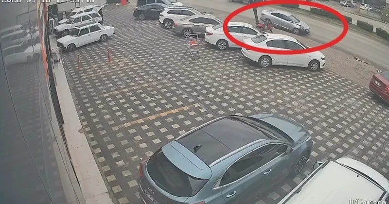 Kontrolden çıkan araç önce kamyonete, sonra park halindeki araçlara çarptı