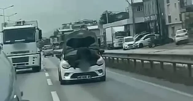 Bursa da seyir halindeki otomobilin kaputunu açarak tamir yaptı
