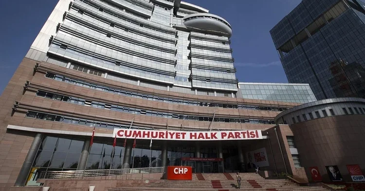 CHP kurultayında usulsüzlük davası ertelendi: Ekrem İmamoğlu ve 12 sanık 21 Ekim de hakim karşısına çıkacak