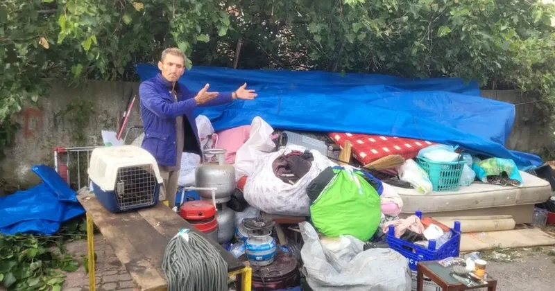 Ev sahibiyle anlaşamadıkları için eşyalarını otoparka taşıyan aile yeni eve yerleştirildi