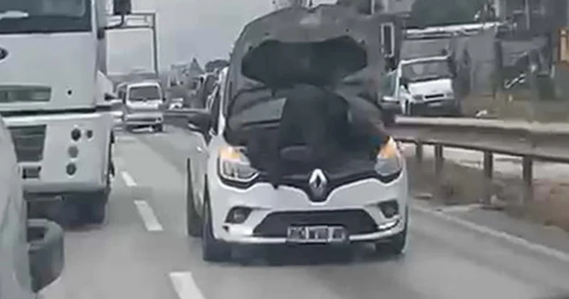 Trafikte akıllara durgunluk veren olay: Seyir halindeki otomobilin motorunu tamir etti Sözcü Gazetesi