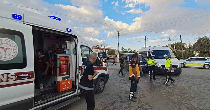 Karaman da okul servisi ile hafif ticari araç çarpıştı! 5 i öğrenci 6 kişi yaralandı